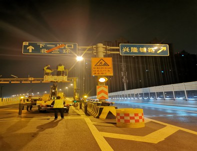青海郑州市北三环彩虹桥交通标志牌安装现场